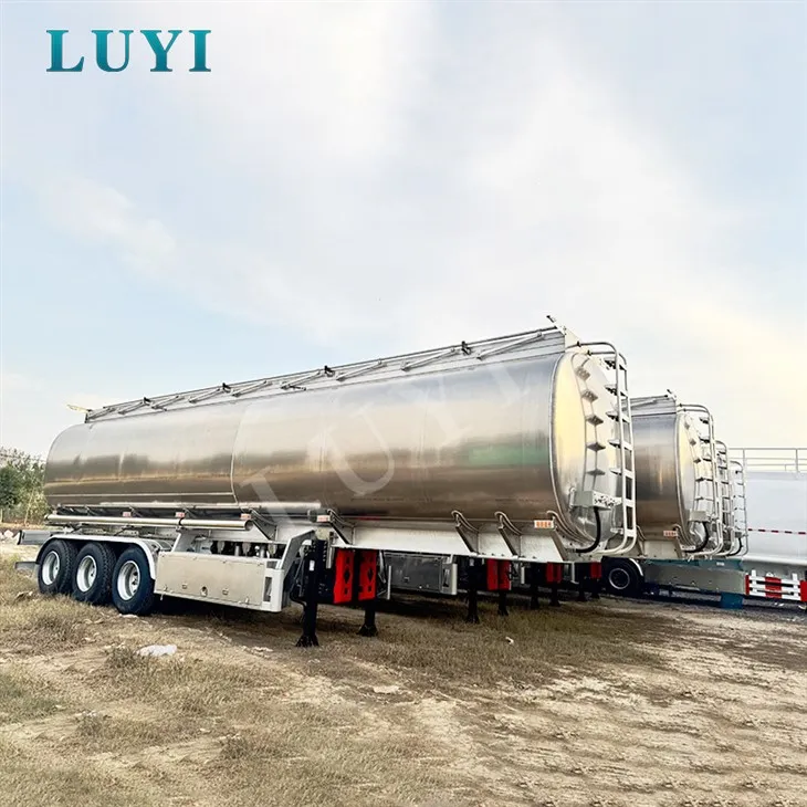 Camion cisternă de ulei din-aluminiu cu trei-axe
